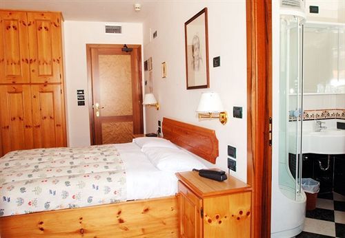Laurino Hotel Моена Екстериор снимка